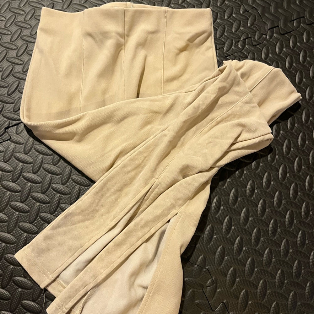 Flare leggings with front seam and slit